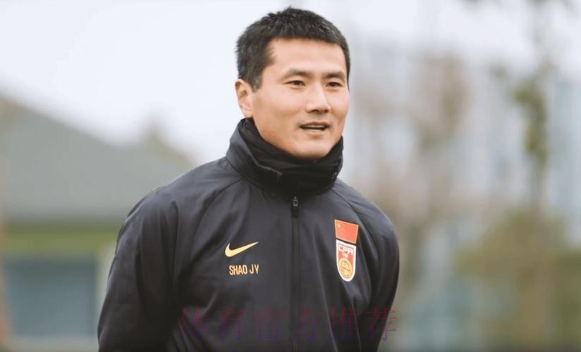 有能!李昊曾在邵佳一的见证下领取中超月度最佳门将奖杯 有能!李昊曾在邵佳一的见证下领取中超月度最佳门将奖杯