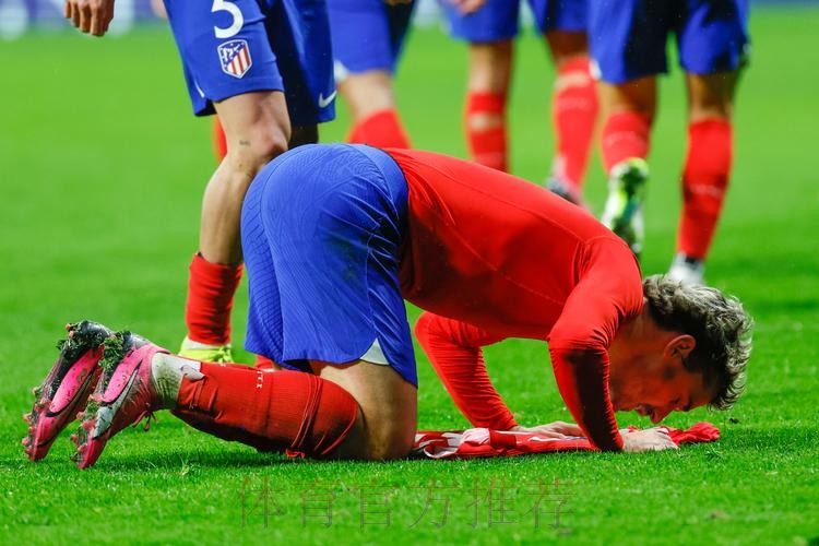 记者:马赛后卫阿格德头部遭撞击 无缘出战皇马 记者:马赛后卫阿格德头部遭撞击 无缘出战皇马